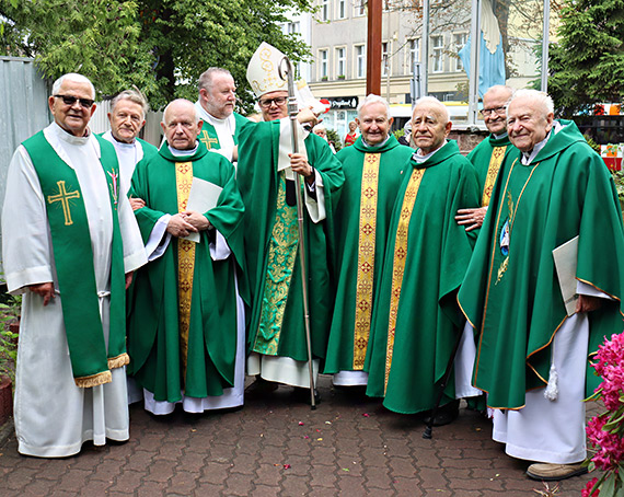 Z udziałem arcybiskupa Wiesława Śmigla. 60 lat w służbie Bogu i ludziom. Ksiądz Prałat Kazimierz Sasadeusz i 20 innych kapłanów diecezji świętowało rocznicę swoich święceń [5]