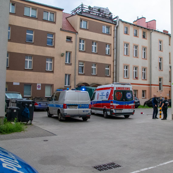 Uderzył mężczyznę w głowę. 57-latek trafił do szpitala, sprawca jest nadal poszukiwany [1]