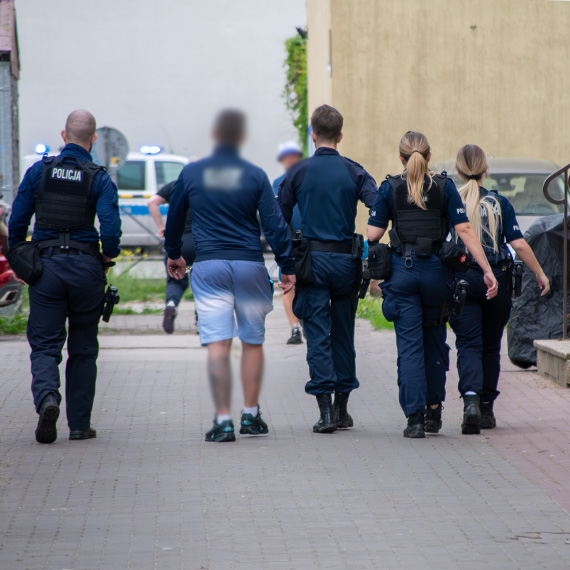 Uderzył mężczyznę w głowę. 57-latek trafił do szpitala, sprawca jest nadal poszukiwany [2]
