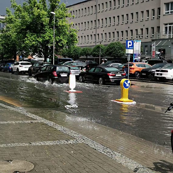 Ulewa sparaliżowała centrum Świnoujścia. Ulice zamieniły się w rwące potoki