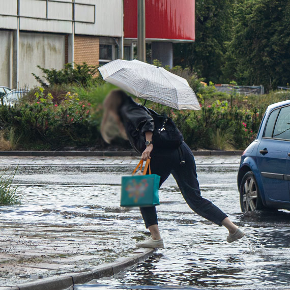Ulewa sparaliżowała centrum Świnoujścia. Ulice zamieniły się w rwące potoki