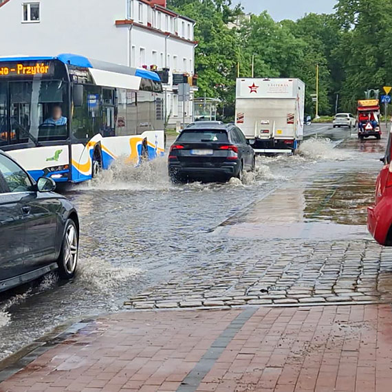Ulewa sparaliżowała centrum Świnoujścia. Ulice zamieniły się w rwące potoki