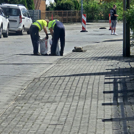 Kolejna szkoda na ulicy Wielkopolskiej. Luźna trylinka uszkodziła oponę i felgę