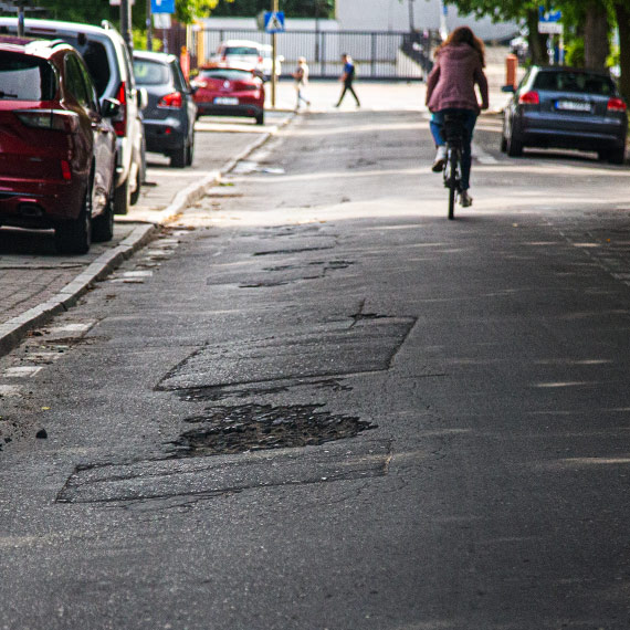 Dziury na ulicy. Mieszkańcy pytają: ile jeszcze trzeba czekać?