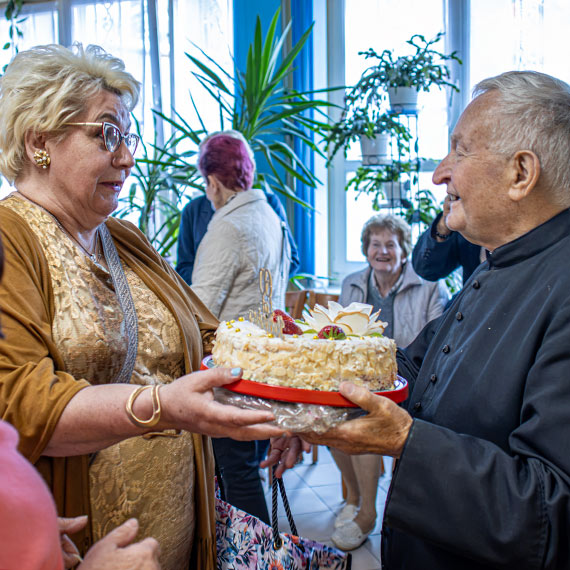 Po modlitewnej, parafian Chrystusa Kr�la, zgromadzi�a radosna cz�� jubileuszu kap�a�stwa ks. Kazimierza Sasadeusza