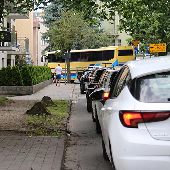 Autobus utkn�� na zakr�cie. Powraca wakacyjny problem w dzielnicy nadmorskiej