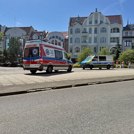 M�czyzna z urazem g�owy na Placu S�owia�skim. By� pod wp�ywem alkoholu i odm�wi� transportu do szpitala