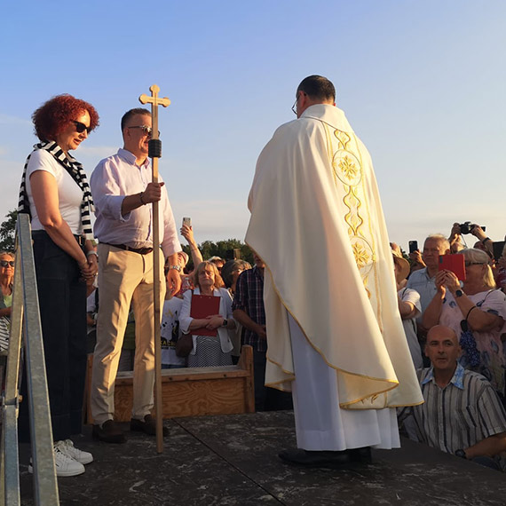 Oby szcz�liwa gwiazda czuwa�a nad morskim k�pieliskiem. Inauguracja sezonu na pla�y z modlitw� i b�ogos�awie�stwem