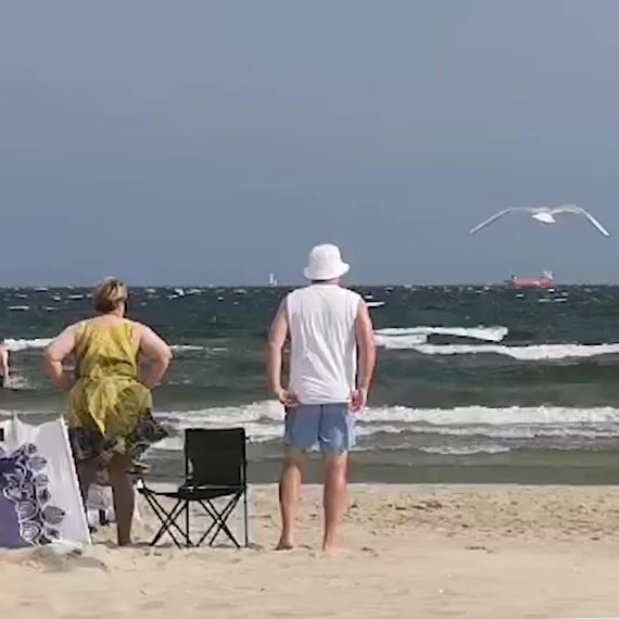 Wiatr przyniósł ulgę po upale. Tak wygląda plaża w Świnoujściu w niedzielny poranek. Zobacz film!