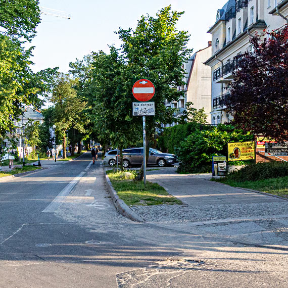 Rowerzy�ci uwa�ajcie! Piasek z budowy zalega na ulicy. Czy wykonawca czeka, a� wszystko sp�ucze deszcz?