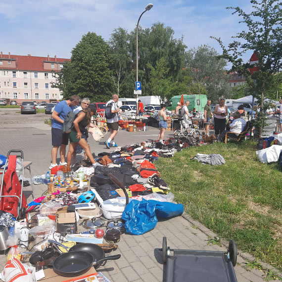 Kolekcjonerzy i �owcy okazji zn�w spotkali si� na pchlim targu w �winouj�ciu
