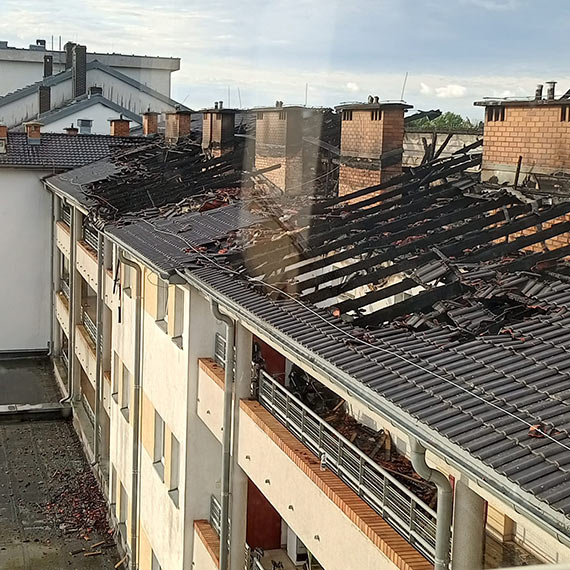Pomoc dla poszkodowanych po pożarze przy ul. Grunwaldzkiej. MOPR uruchomił wsparcie, trwa ocena stanu budynku [1]