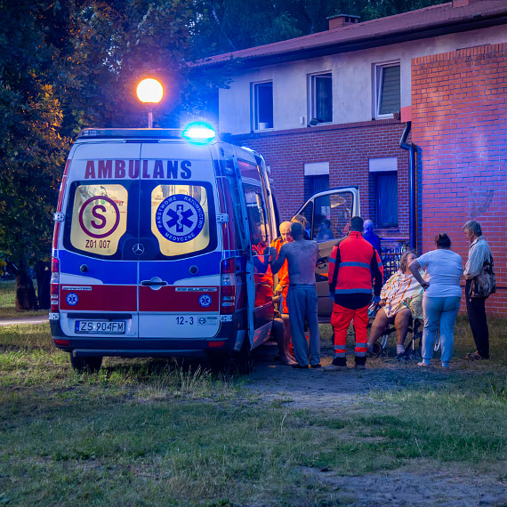 Po�ar w budynku socjalnym na Warszowie. Ewakuowano oko�o 30 os�b - stra�acy uratowali tak�e zwierz�ta. Zobacz film!