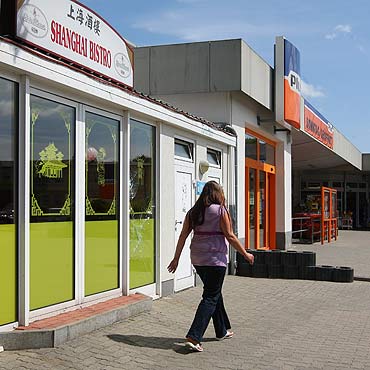 Wybili szyb w azjatyckiej restauracji